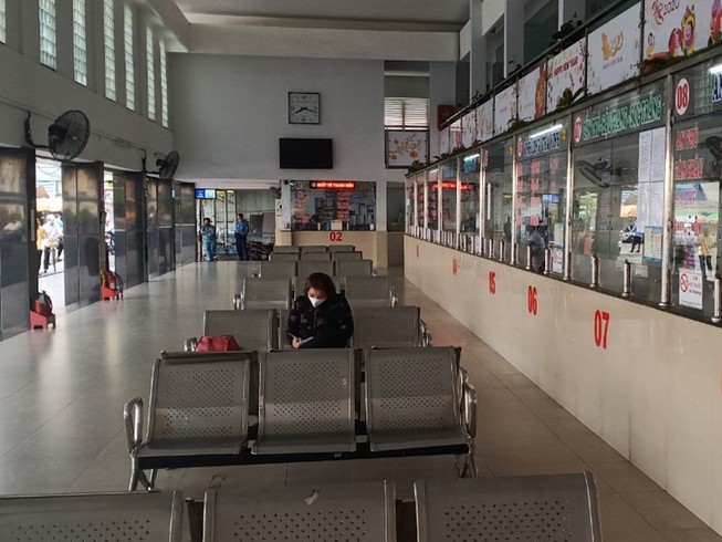 Cao điểm chống dịch: Nhiều bến tàu, xe vắng lặng