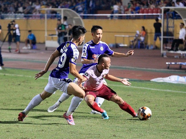 Bầu Đức đưa ra phương án giảm lương cầu thủ