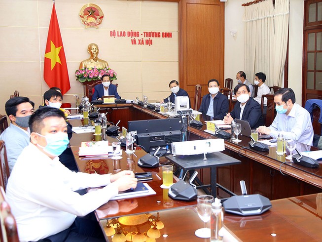 Cán bộ nhiều bộ, ngành làm tại nhà, việc vẫn thông