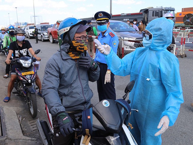 TP.HCM kiểm soát y tế chặt nhưng không ‘ngăn sông cấm chợ’