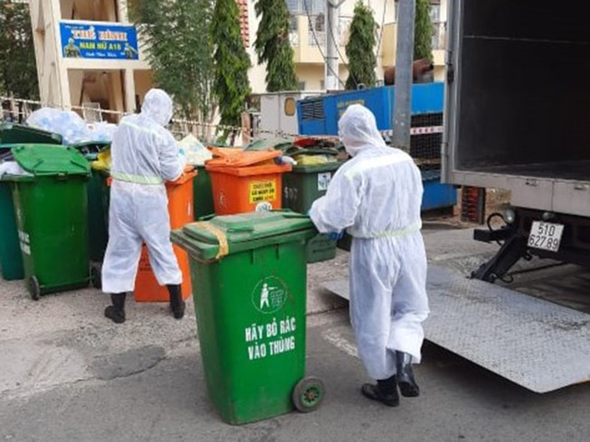 Sự hy sinh thầm lặng của những người gom rác y tế