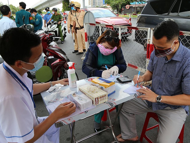 Kiểm soát y tế tại TP.HCM: ‘Tôi không thấy phiền gì cả’