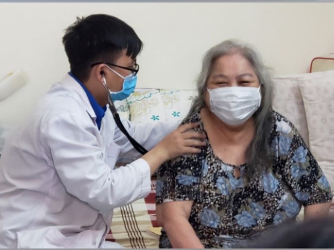Đến tận nhà khám bệnh cho người cao tuổi