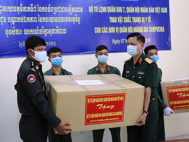Việt Nam hỗ trợ Lào và Campuchia chống dịch COVID-19