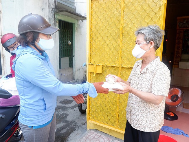‘Cứ ở nhà chống dịch, mai cô ăn gì con mua!’