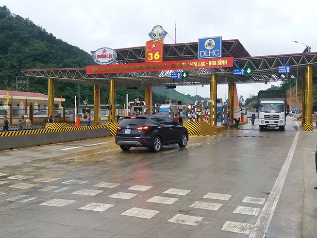 Chậm tiến độ thu phí không dừng: Nhiều nơi nhận trách nhiệm