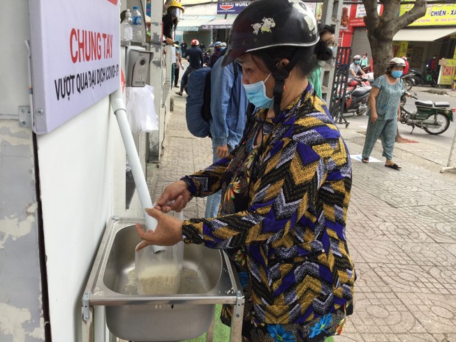 Suối gạo tuôn chảy trong mùa dịch