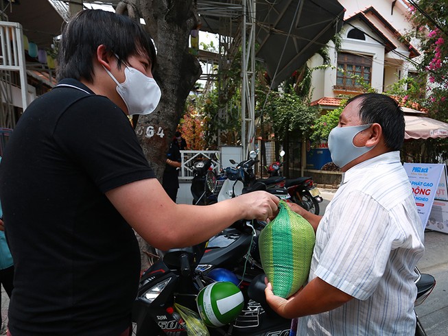 Những bữa ăn ấm lòng trong mùa dịch