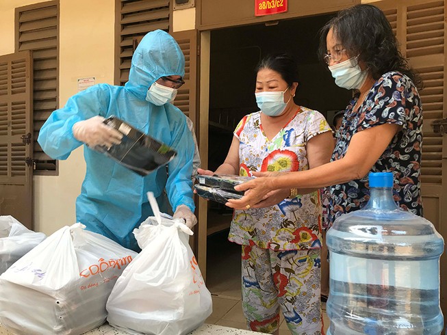 Nghĩa tình ‘đội quân áo xanh’ ở khu cách ly