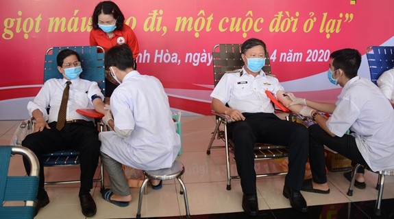 Cán bộ học viện Hải quân tham gia hiến máu. (Ảnh báo QĐND)