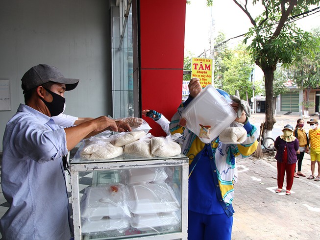 Bán gạo 1.000 đồng/kg cho người nghèo
