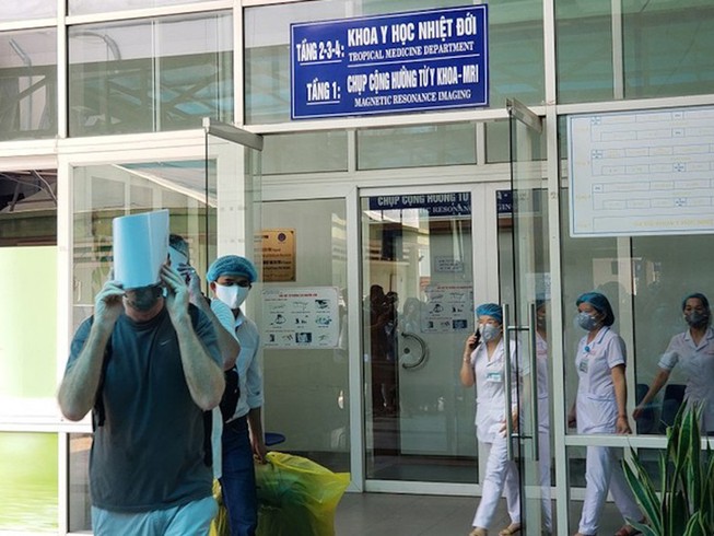 Dịch COVID-19: Duy trì cách ly xã hội, xét nghiệm diện rộng
