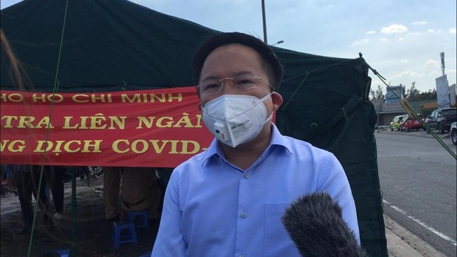 Ông Từ Lương, Phó Giám đốc Sở TT&TT TP.HCM, đang trao đổi với báo chí tại chốt kiểm soát y tế khu vực cầu Đồng Nai vào ngày 5-4. Ảnh: NY