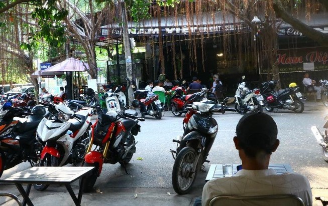 Các quán cà phê và một số dịch vụ ăn uống đã hoạt động trở lại vào sáng 23-4. Ảnh: LÊ ÁNH