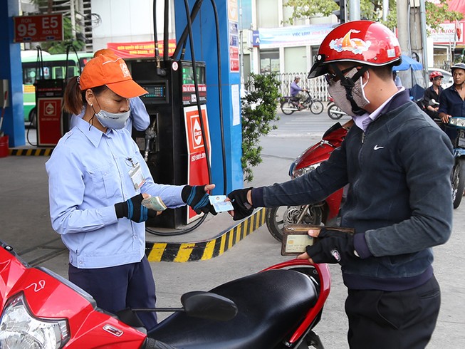 Giá xăng có cơ hội giảm còn 7.000 đồng/lít