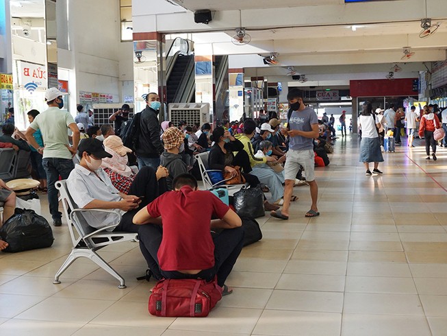 Ga tàu, sân bay, bến xe nhộn nhịp hành khách dịp lễ