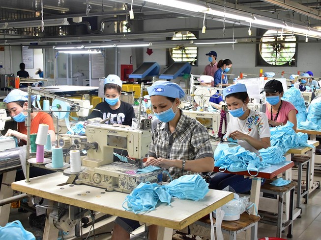 Chiếc áo, đôi giày Việt làm mới mình để vượt khó