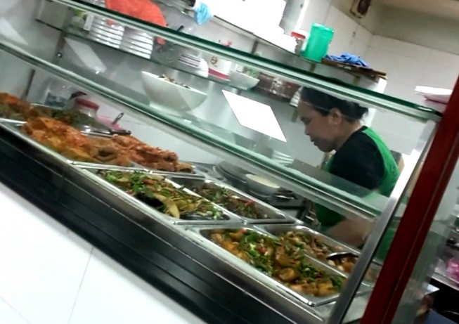 Nhiều nhân viên y tế lơi lỏng việc đeo khẩu trang