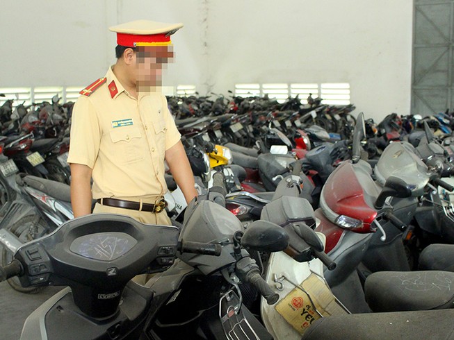Chạy xe SH mới mua chưa có giấy, bị vịn