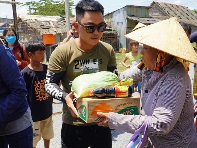 Lộc ‘trâu’ san sẻ yêu thương với người nghèo nơi biên giới