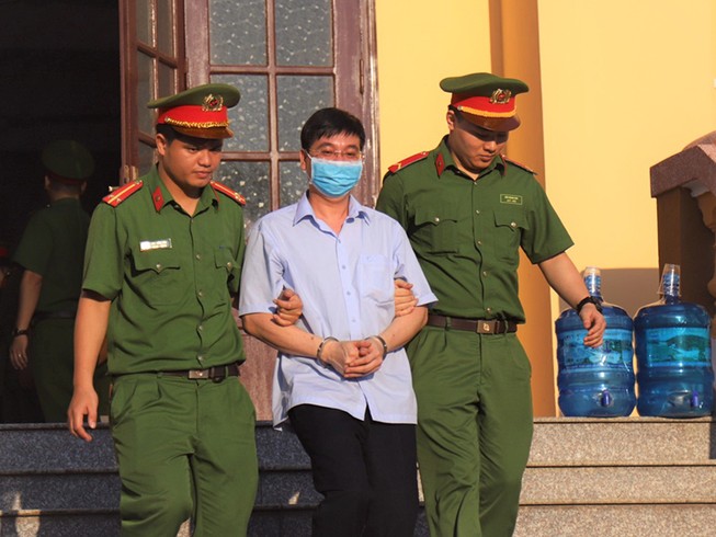Vụ nâng điểm: Lạ lùng cựu hiệu trưởng khóc, xin lỗi phụ huynh