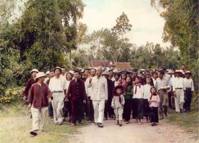 Bác Hồ về thăm Nghệ An vào năm 1957. Ảnh: Báo Nghệ An