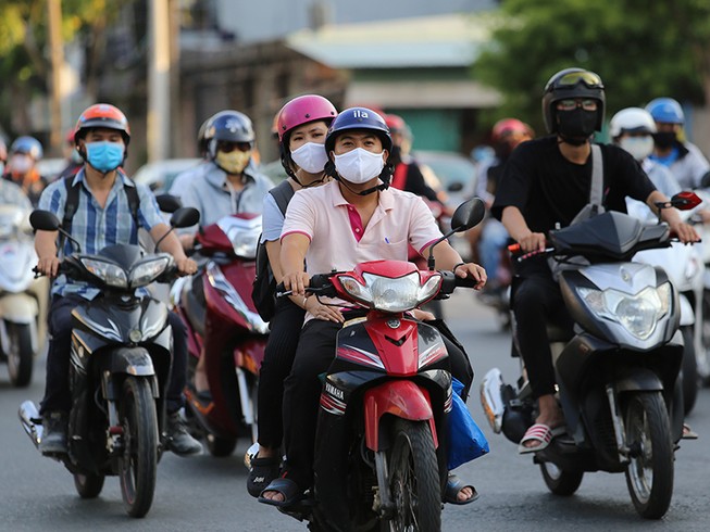 Bật đèn xe cả ban ngày: ‘Chính sách mới thường bị phản ứng’