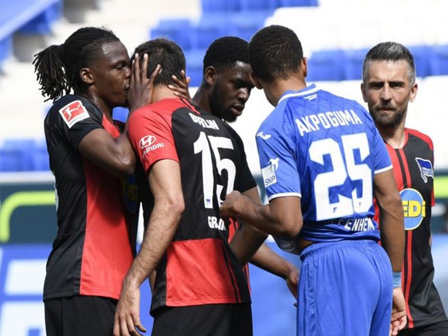 Bundesliga trở lại với ‘nụ hôn phạm luật’