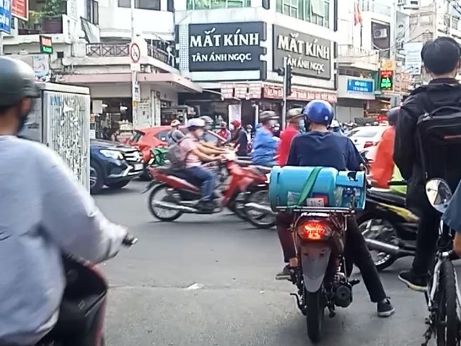 Mùa nắng nóng, lo ngại ‘bom’ gas giữa phố