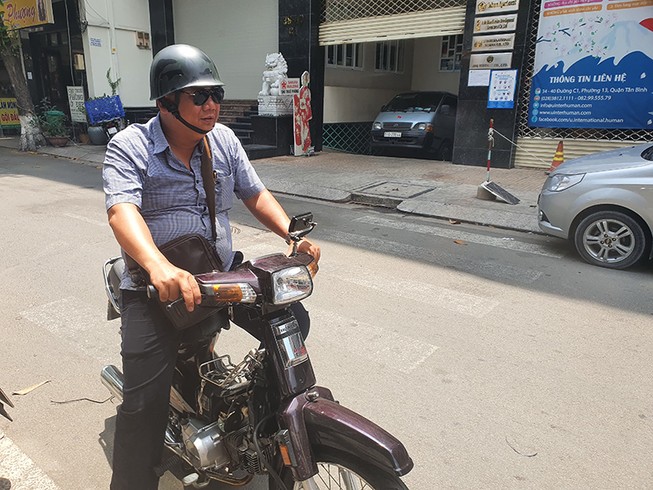 Cán bộ bắt cướp, góp thực phẩm cho dân