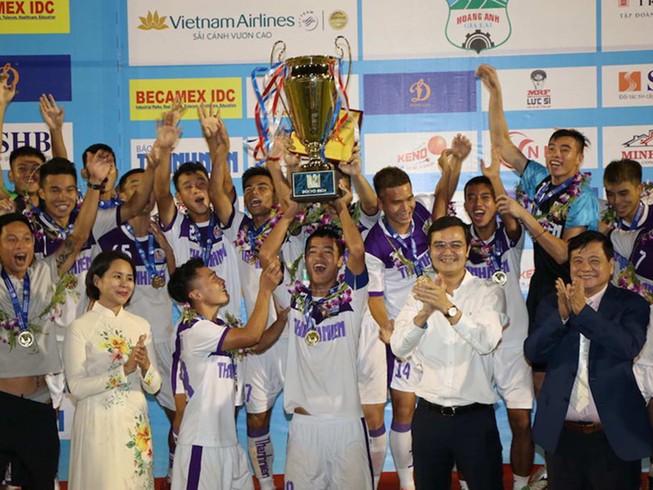 Từ chuyện bầu Hiển tặng cả đội bóng