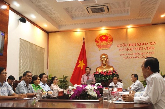Phó Trưởng đoàn ĐBQH TP Cần Thơ Nguyễn Thanh Xuân phát biểu thảo luận tại phiên họp trực tuyến chiều 20-5. Ảnh: NHẪN NAM