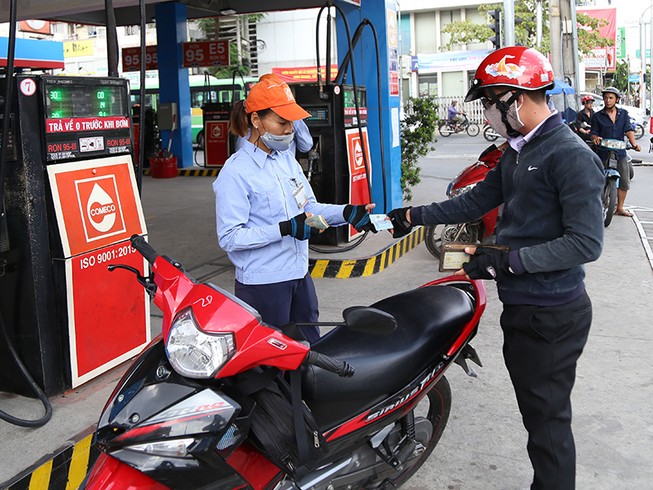 Xăng khan hiếm: Do găm hàng, chờ tăng giá?