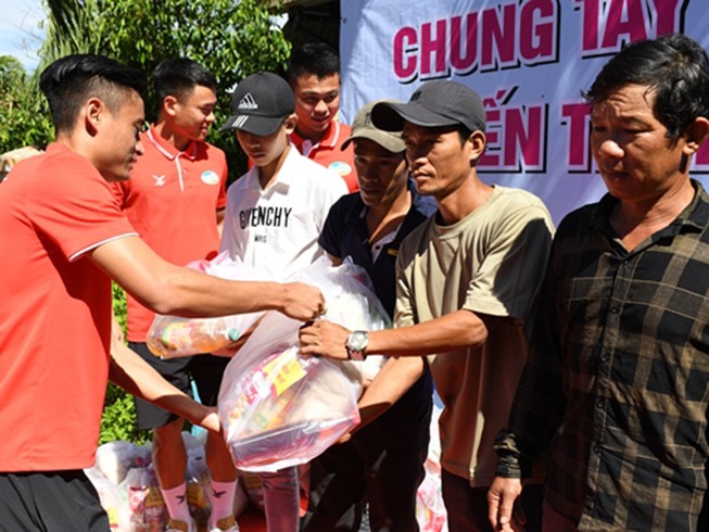 Đội Viettel tham gia thiện nguyện sau trận thắng Khánh Hòa