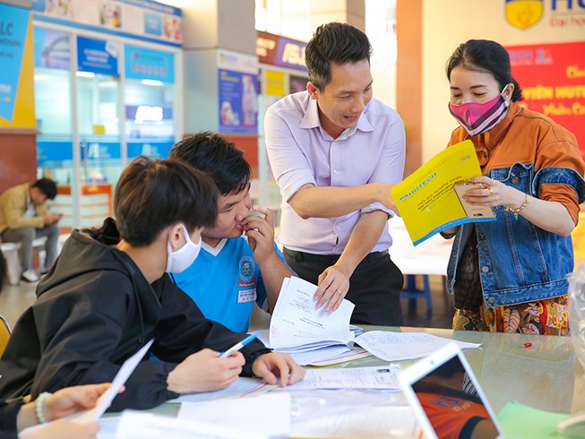 Thí sinh đổ xô nộp hồ sơ xét tuyển học bạ