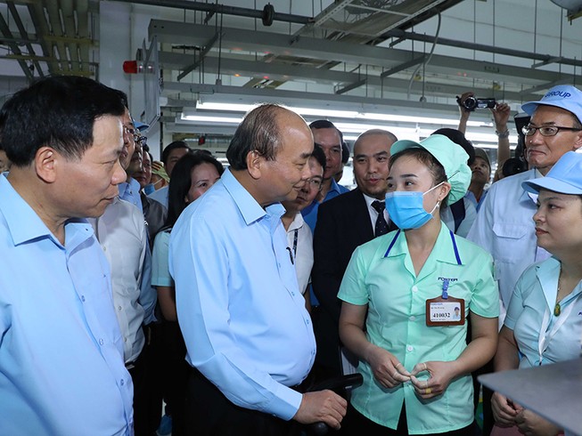 Thủ tướng Nguyễn Xuân Phúc thăm hỏi người lao động ở Bắc Ninh