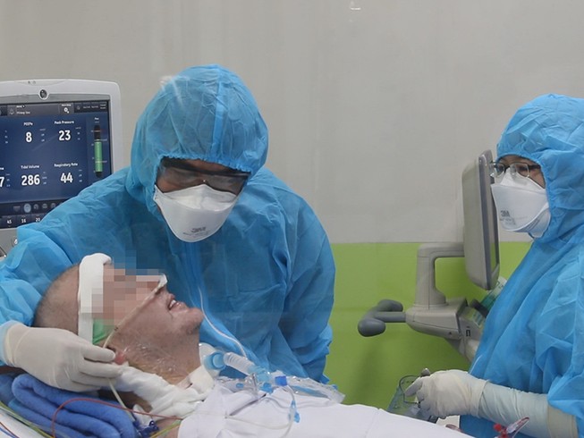 Bệnh nhân người Anh đã mỉm cười, bắt tay bác sĩ