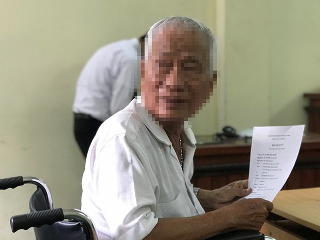 Thắng kiện, con phải cam kết không xúc phạm cha
