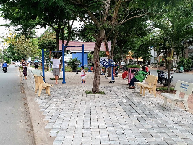 Người dân tự bỏ tiền mua thuyền vớt rác trên rạch