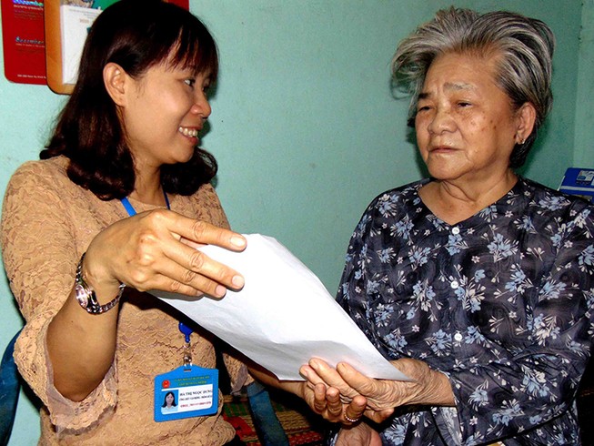 Mang giấy tờ tới nhà, giao tận tay người dân