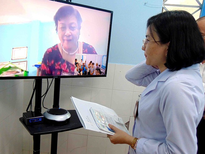 Bệnh nhân ngồi nhà được bác sĩ khám qua màn hình
