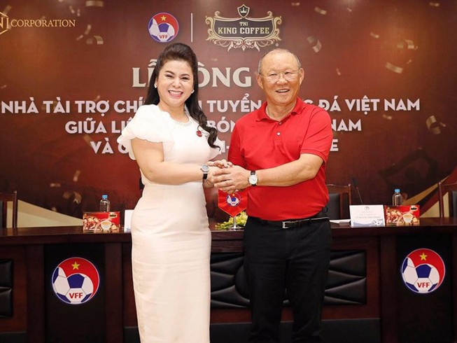 ‘Người đàn bà thép’ săn tìm cái đẹp trong bóng đá