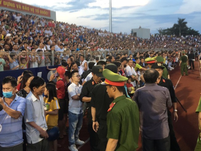 ‘Vỡ sân’ trong cơn khát bóng đá của người Hà Tĩnh