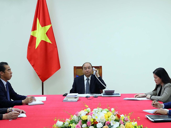 Thủ tướng Nguyễn Xuân Phúc điện đàm với thủ tướng Pháp