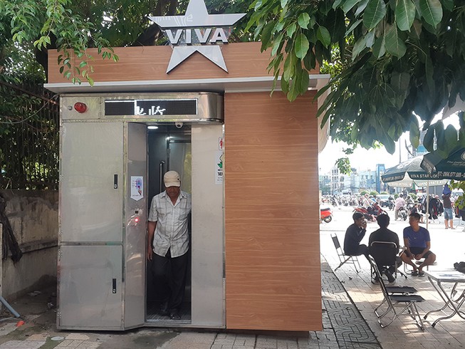 Dân hài lòng với nhà vệ sinh hiện đại miễn phí