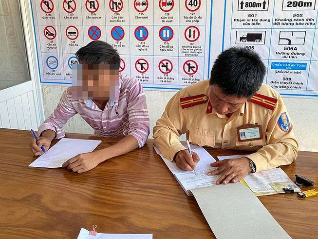 Sẽ tăng mức phạt hành vi lái xe đi ngược chiều trên cao tốc