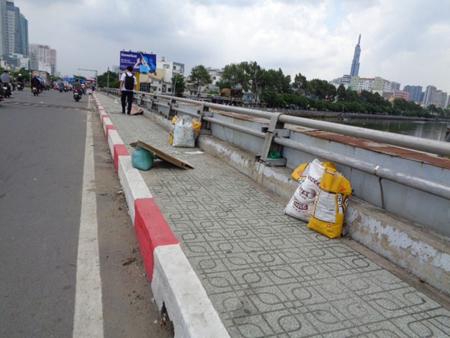 Gửi rác trên cầu