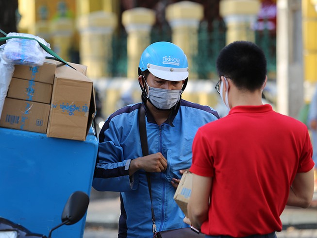 Ngành bán lẻ phất lên giữa mùa dịch