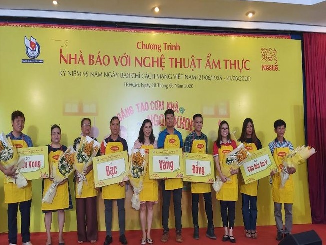 Cặp nhà báo Thanh Thủy - Trường Giang (giữa) dành giải Vàng cuộc thi cũng các nhà báo khác tham gia cuộc thi. Ảnh: Trí Nhiên