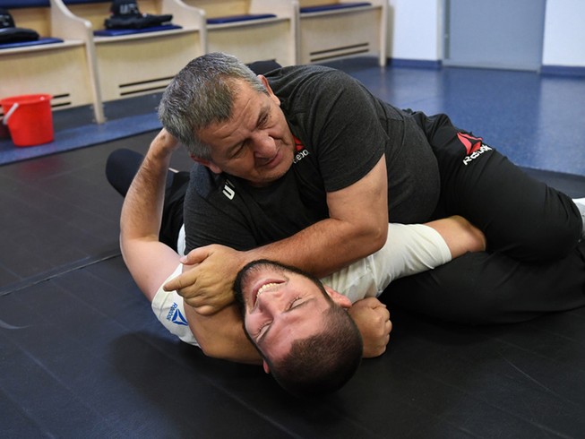 Khabib: Tôi phải mạnh mẽ hơn sau cái chết vì COVID-19 của cha